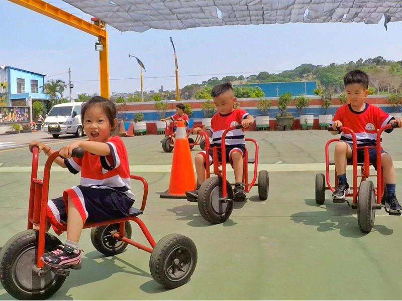 圖檔：戶外活動-(騎腳踏車.玩沙)-天祥幼兒園